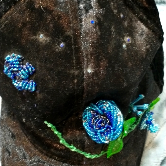 Black velvet baseball hat with blue beaded roses - Picture 5 of 8